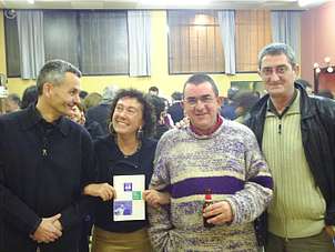 D'esquerra a dreta, Manel Mesquita, Pepa Bouis, el llibre, Sebas Parra, l'Estrella i Josep Callís, a La Màquia, a l'acte de presentació del llibre Sebas Parra i Nuño. Cos i ànima. Aproximació biogràfica, coeditat per Mestres 68 i Rosa Sensat (2004) FOTO: X. CASTILLÓN [EL PUNT]