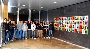 Imatge de la inauguració de l'exposició L'avenç cap a la igualtat sota la mirada del jove FOTO: AJGIRONA.CAT