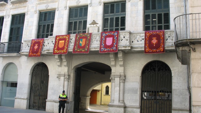 30 de juny: pengen dels balcons de l’Ajuntament de Girona els domassos de Santa Eugènia de Ter, Sant Daniel i Palau-sacosta FOTO: EL DIMONI