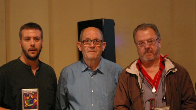 Aleix Solà (esq.), primer premi de narrativa Sant Narcís 2013, Lluís Gil -coordinador del Club de lectura- i Miquel Pascual, menció del jurat<br>FOTO: OLGA DAUNIS (PUNT DE LECTURA SANT NARCÍS)