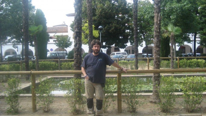 Martí Carreras, a la plaça de l'Assumpció del seu barri, el de Sant Narcís FOTO: JOEL MEDIR