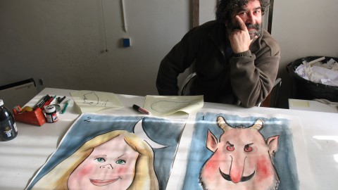 El pintor, amic de Santa Eugènia de Ter i eugenial Huedo! dibuixa els futurs gegants eugeniencs: La Nimfa del Rec i El Dimoni FOTOS: EL DIMONI
