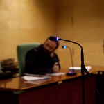 La sala de la Ciutat de la Justícia a Girona, 21 de gener de 2014: el micro d'Aziz Tarzhout, mut FOTO: CARLES PALACIO i BERTA