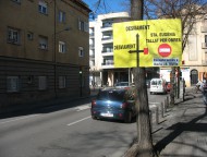 Una imatge de dijous al matí, a la Rodona, a la avinguda Sant Narcís / carretera Santa Eugènia amb els nous rètols FOTO: EL DIMONI