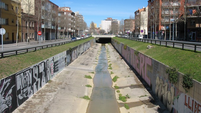 El nostre estimat riu Güell, en una imatge d'arxiu del 6 de març de 2010, des del Pont del Dimoni, a l'altura del carrer Maçana FOTO: EL DIMONI