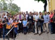 Trenta-cinc eugeniencs i gironines -tots eugenials- varen participar a la visita guiada per Santa Eugènia de Ter. Imatge de grup a la Rodona FOTOS: JOEL MEDIR i HEREU