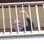 Jordi Vilamitjana, el passat 1r de Maig, des del balcó de casa seva, va saludar, somrient i amb el puny enlaire FOTO: JOEL MEDIR i HEREU
