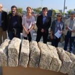 L'invencible Jordi Vilamitjana amb les pedres originals del Pont del Dimoni, a Mas Xirgu actualment FOTO: EL DIMONI (18·10·2011)
