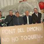"Pont del Dimoni. No ho toqueu." L'invencible Jordi Vilamitjana amb les pedres del Pont del Dimoni, a Mas Xirgu FOTO: EL DIMONI (2008)