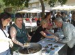 Les faves es van repartir a la plaça del Barco a tots els assistents i col·laboradors. Tothom va expressar que eren molt tendres i bones, que n’hi havia per llepar-se els dits FOTO: AQO
