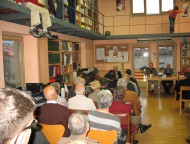 La Biblioteca Maria de Jonquers de les Planes d'Hostoles es va omplir divendres a l'acte de presentació del llibre de Joan Arnau FOTO: EL DIMONI