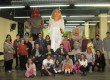 Foto de família i veïns amb Tomàs Ayala i En Tomàs, tot celebrant els 95 anys d'aquest eugenial FOTO: ELDIMONI.COM