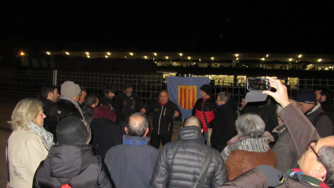 Crespons negres i la bandera de Santa Eugènia de Ter; ADIF al fons FOTO: ELDIMONI.COM
