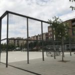 El tancament de la pista sense una desena de les reixes que han d'impedir que les pilotes vagin a la carretera FOTO: J.N. (EL PUNT AVUI)