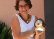Festa Major 2016: Belén Álvarez després de rebre la rèplica del capgròs entregada per Ramon Macaya com a agraïment per haver cantat FOTO: ELENA GONZÁLEZ NAVARRO