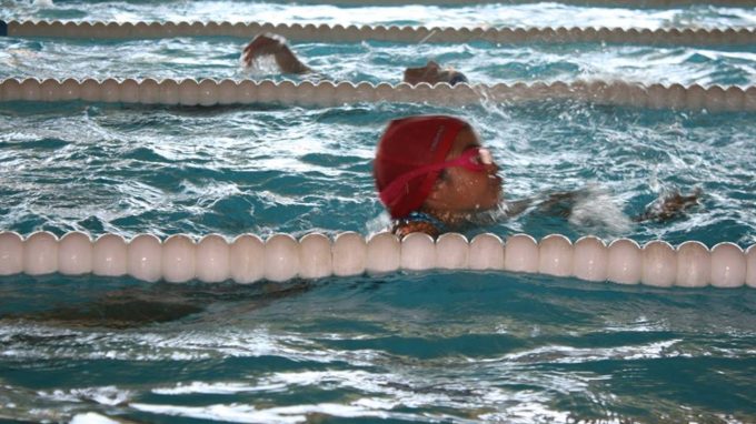 Nedant a la piscina de Santa Eugènia·Can Gibert FOTO: FACEBOOK.COM/ESPORTS.GIRONA