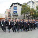 Els/les advocats/ades en manifestació pels DDHH a Girona, amb l'alcaldessa de la ciutat al mig, arriben prop de les "Lletres toves" de Torres Monsó FOTO: ELDIMONI.COM