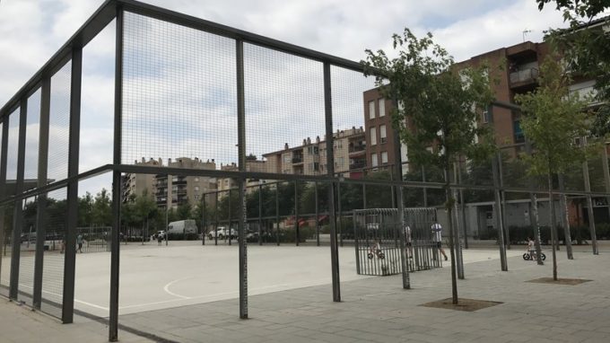 La tanca que envolta la pista, amb la part de baix treta FOTO: JORDI NADAL / EL PUNT AVUI