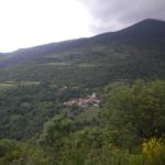 Vista del poble i el bosc de Batet i -a la dreta- la llibertat del cim d'Estremera FOTO: VIQUIPÈDIA