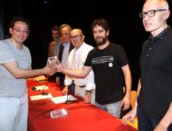 Jordi Masó recollint el guardó com a guanyador del premi al Centre cívic de Sant Narcís. Acte de lliurament dels XI Premis literaris de Sant Narcís i lectura en homenatge a Miquel Pairolí, "No ha estat un somni, no" FOTO: QUIM PUIG [EL PUNT AVUI]