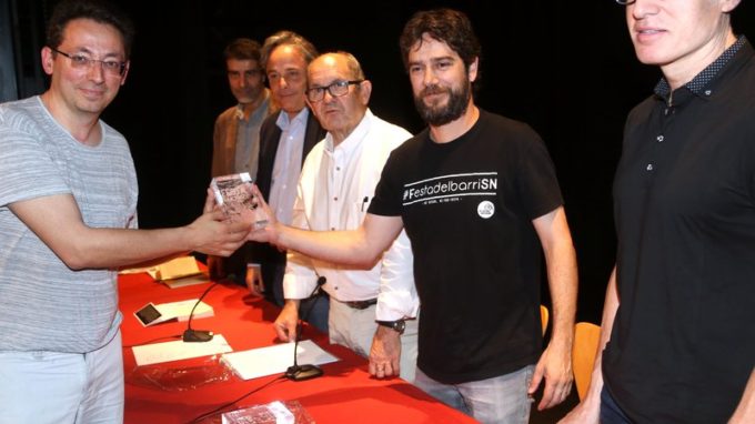 Jordi Masó recollint el guardó com a guanyador del premi al Centre cívic de Sant Narcís. Acte de lliurament dels XI Premis literaris de Sant Narcís i lectura en homenatge a Miquel Pairolí, 