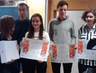 Martina Aubert de l'Institut Montilivi -al centre de la imatge-, acompanyada dels dos finalistes: Stefan Goetz Anticó, de l'Institut Montilivi, i Valerie Katimi Varela, de l'Institut Santa Eugènia -a la dreta de la imatge- FOTO: JORDI BATLLE