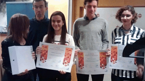 Martina Aubert de l'Institut Montilivi -al centre de la imatge-, acompanyada dels dos finalistes: Stefan Goetz Anticó, de l'Institut Montilivi, i Valerie Katimi Varela, de l'Institut Santa Eugènia -a la dreta de la imatge- FOTO: JORDI BATLLE