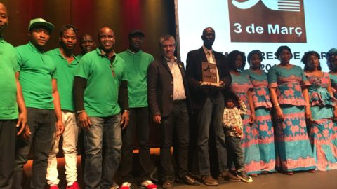 L'associació Oudiodial rep el guardó Premi 3 de Març com a entitat per la seva col·laboració en la vida social i les activitats a la vila de Salt FOTO: @ViladeSalt
