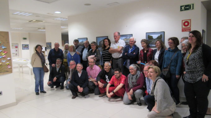 Foto de família, amb el periodista Joel Medir ajupit al mig, el dia de la inauguració de la seva fotoexpo a l'EspaiSocial La Pedrera FOTO: ELDIMONI.COM